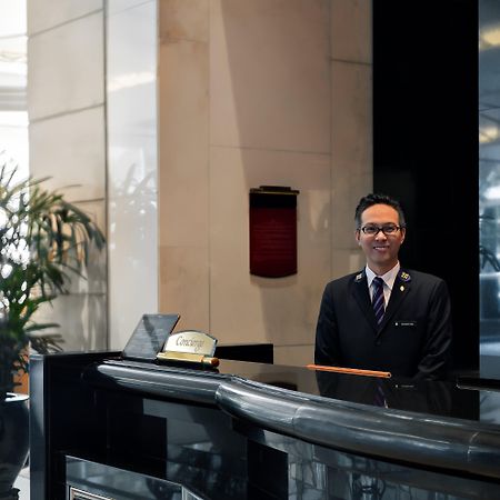 Intercontinental Grand Stanford Hong Kong By Ihg Hotel Ngoại thất bức ảnh A hotel concierge