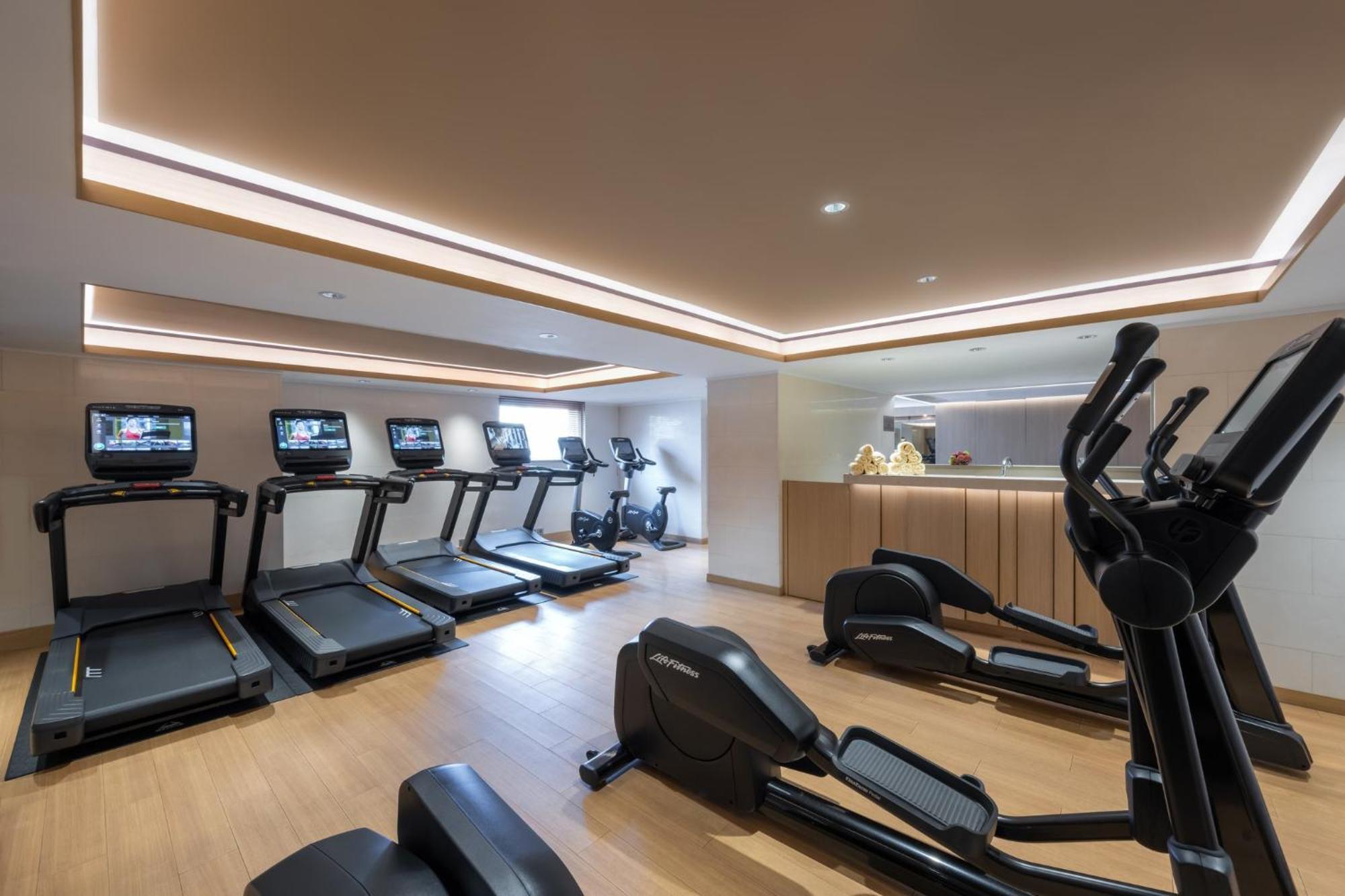 Intercontinental Grand Stanford Hong Kong By Ihg Hotel Ngoại thất bức ảnh The gym at the hotel