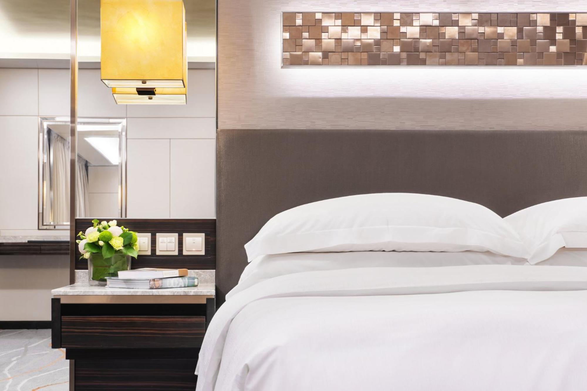 Intercontinental Grand Stanford Hong Kong By Ihg Hotel Ngoại thất bức ảnh A bedroom at the Mandarin Oriental, Munich